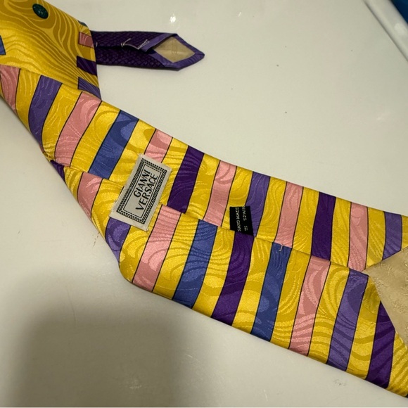 Gianni Versace Vintage Silk Medusa Tie - Picture 3 of 3